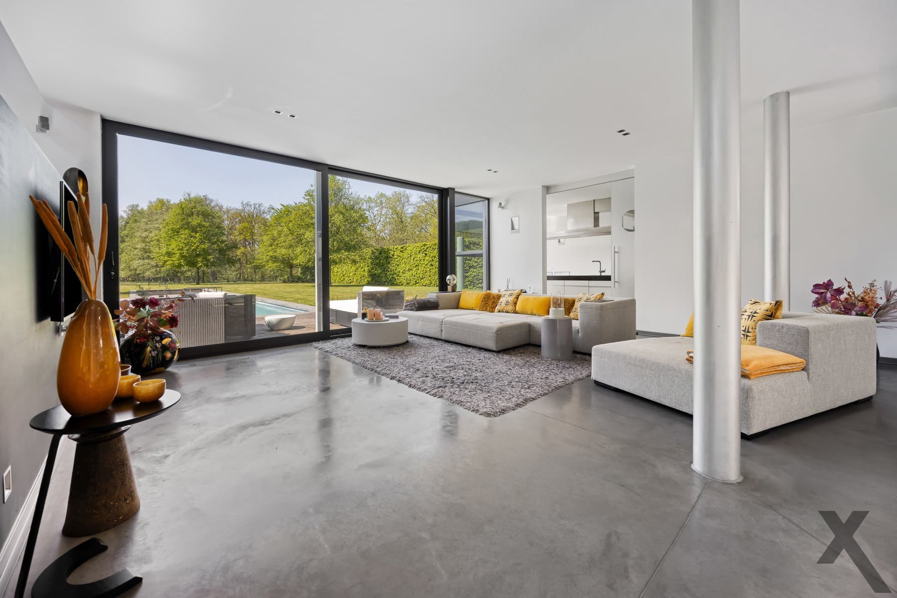 Tijdloze architecturale villa met weids zicht op natuur — foto 4
