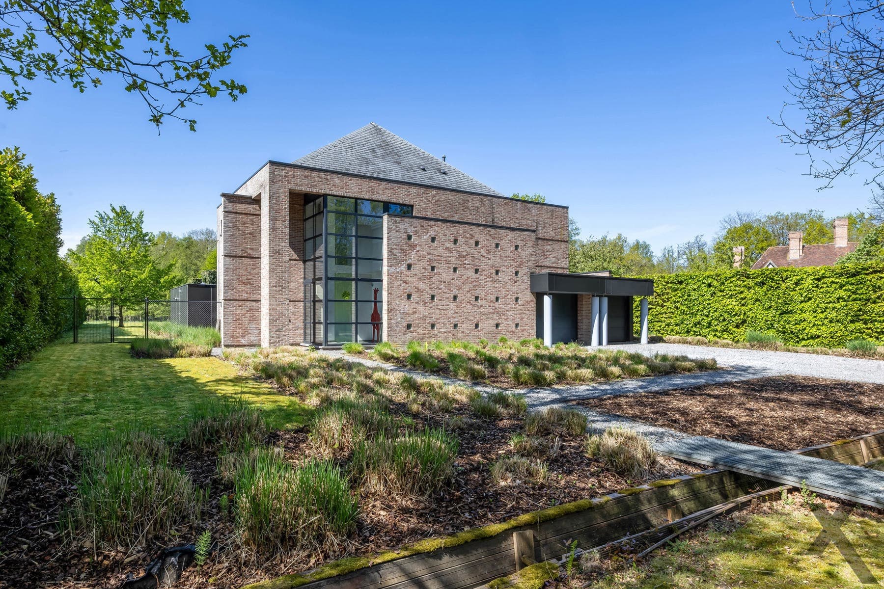 Tijdloze architecturale villa met weids zicht op natuur — foto 1