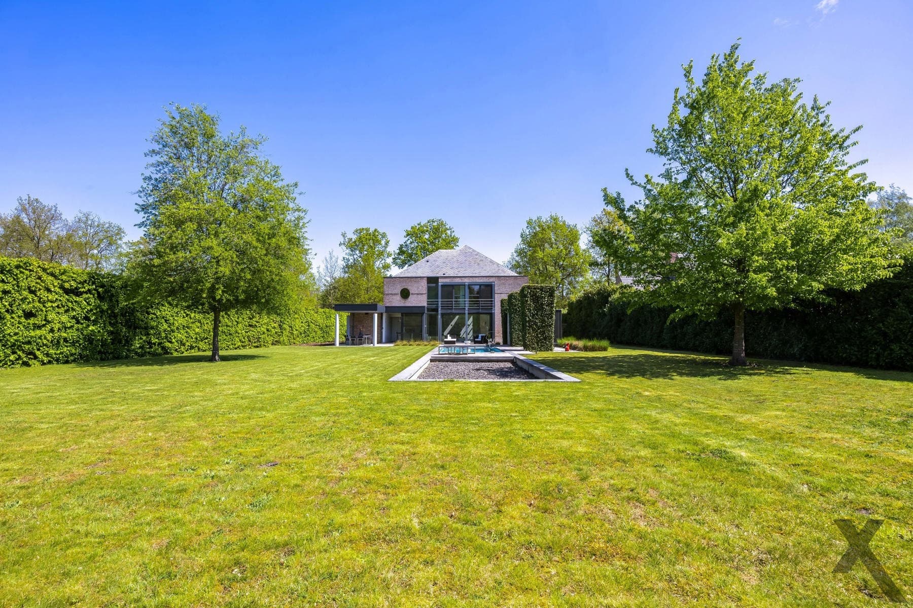 Tijdloze architecturale villa met weids zicht op natuur — foto 25