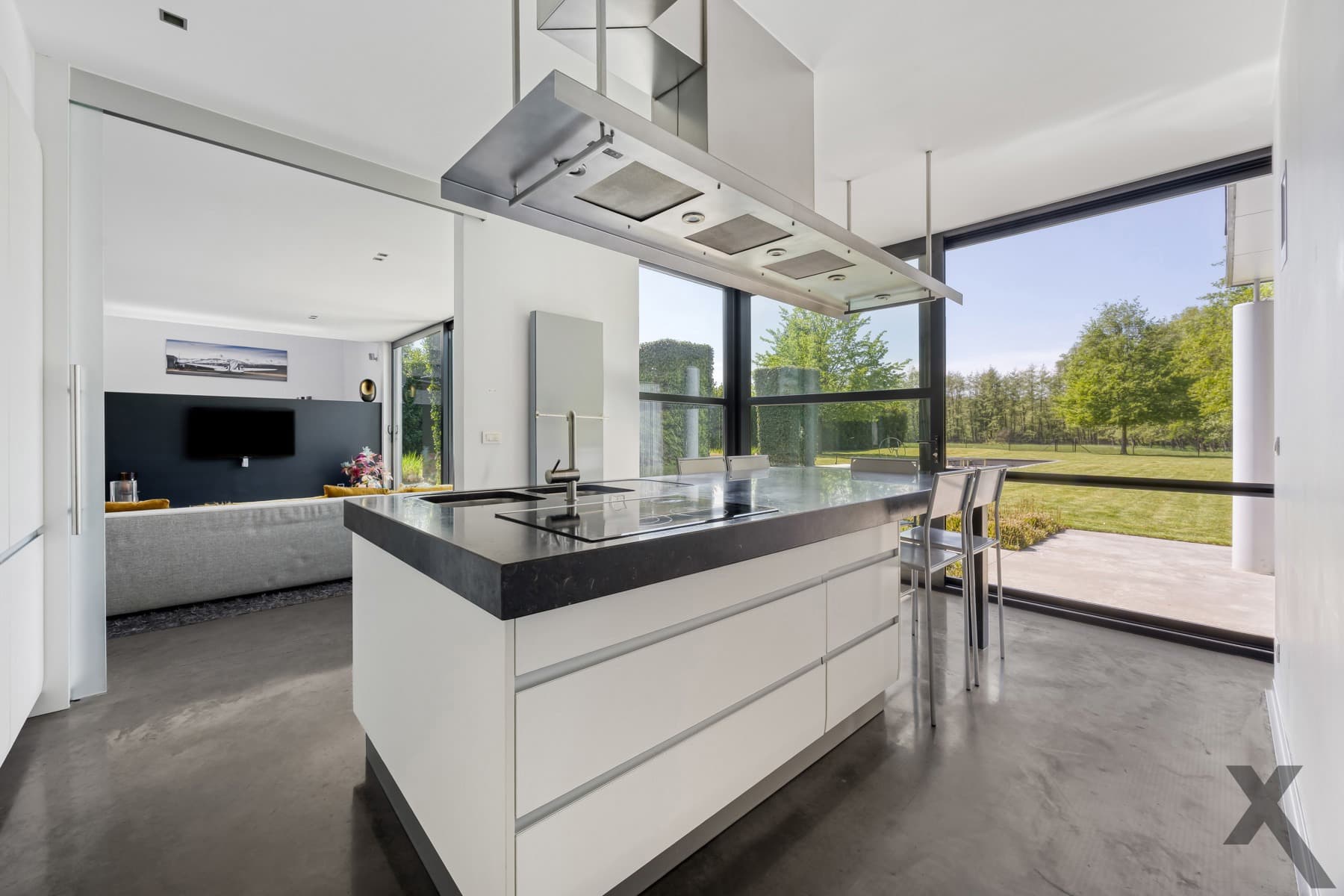 Tijdloze architecturale villa met weids zicht op natuur — foto 9