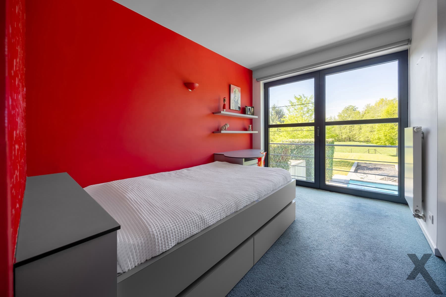 Tijdloze architecturale villa met weids zicht op natuur — foto 18