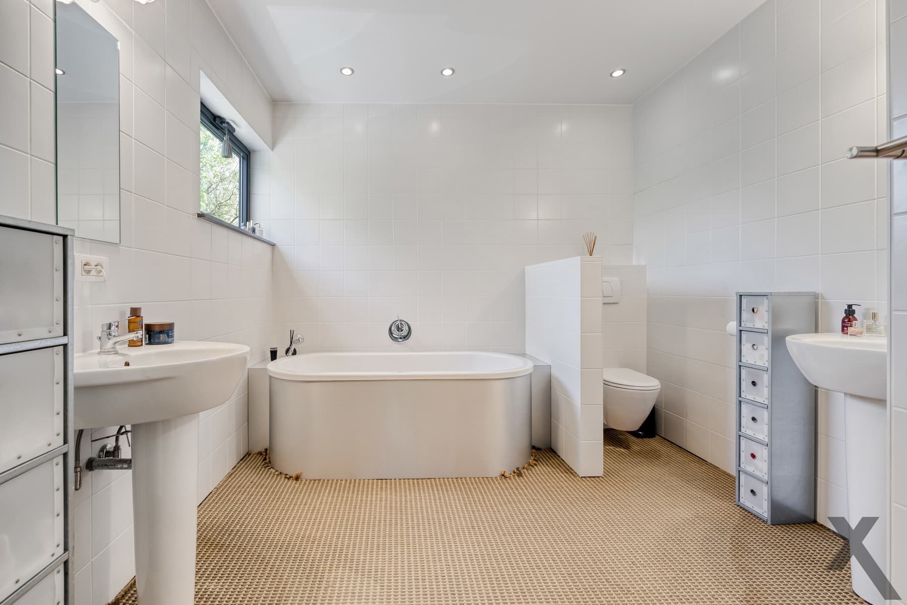 Tijdloze architecturale villa met weids zicht op natuur — foto 16