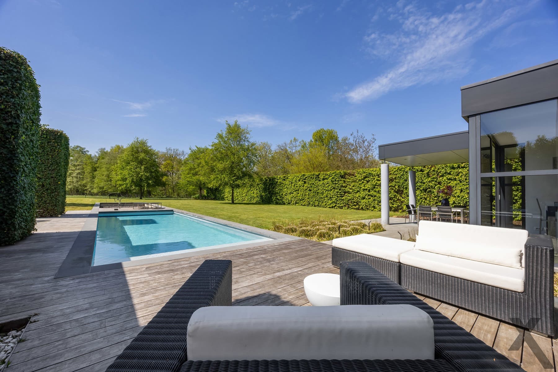 Tijdloze architecturale villa met weids zicht op natuur — foto 23