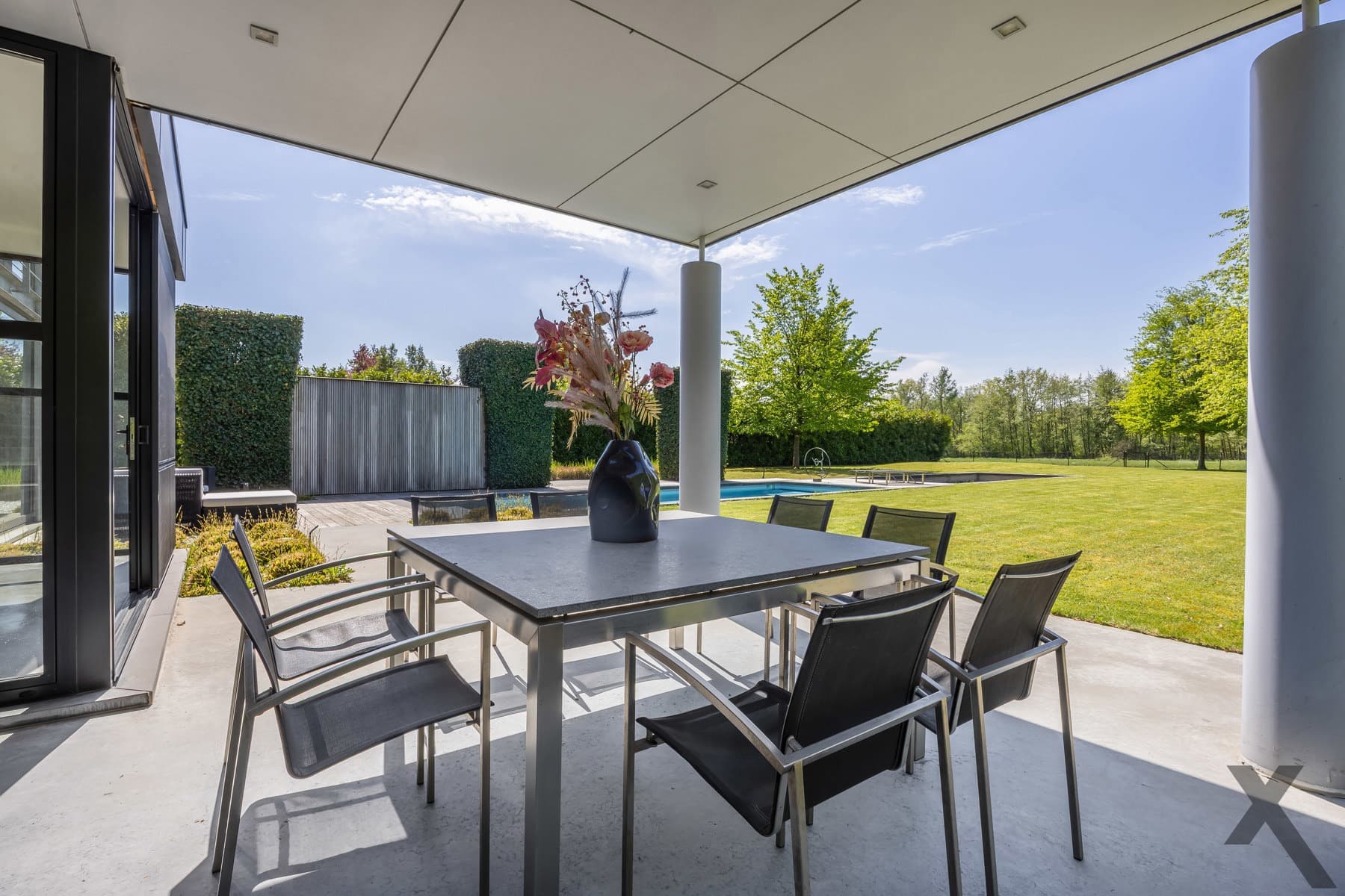 Tijdloze architecturale villa met weids zicht op natuur — foto 12