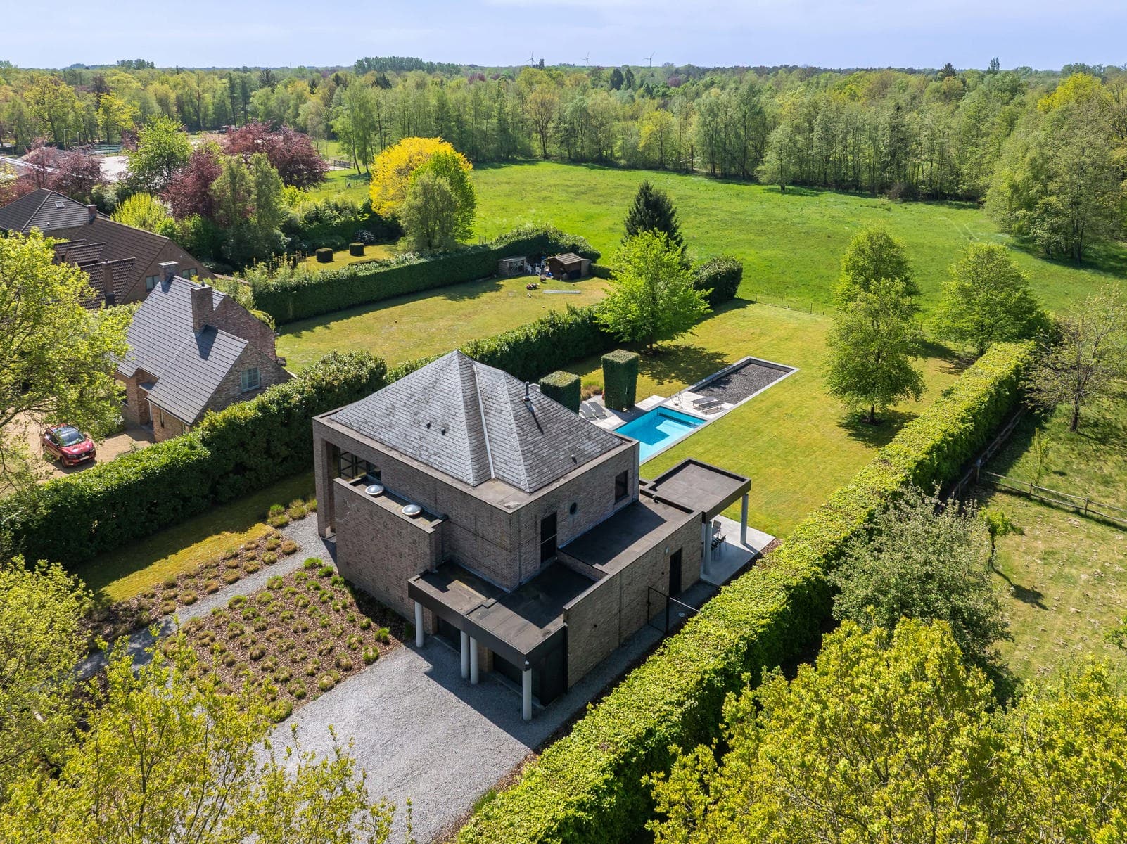 Tijdloze architecturale villa met weids zicht op natuur — foto 29
