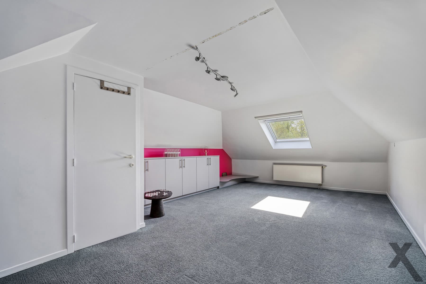 Tijdloze architecturale villa met weids zicht op natuur — foto 21