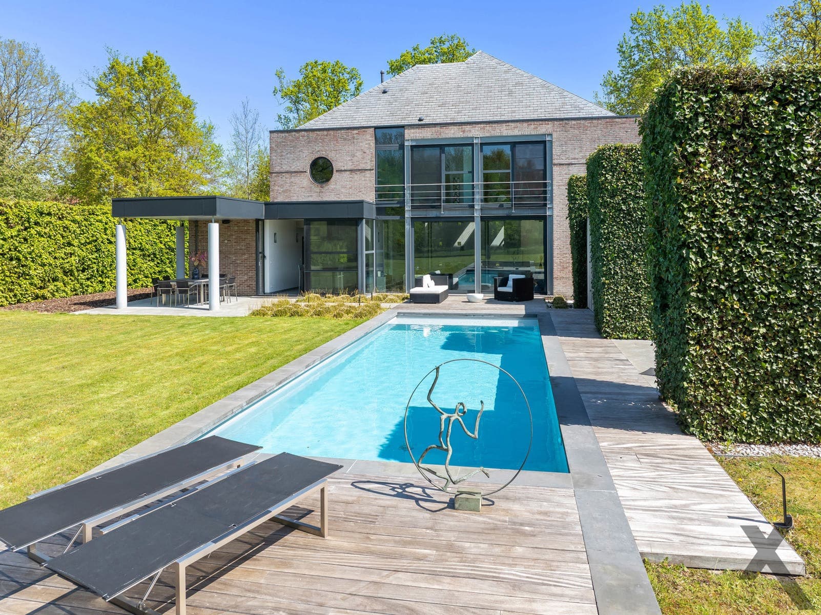 Tijdloze architecturale villa met weids zicht op natuur — foto 2