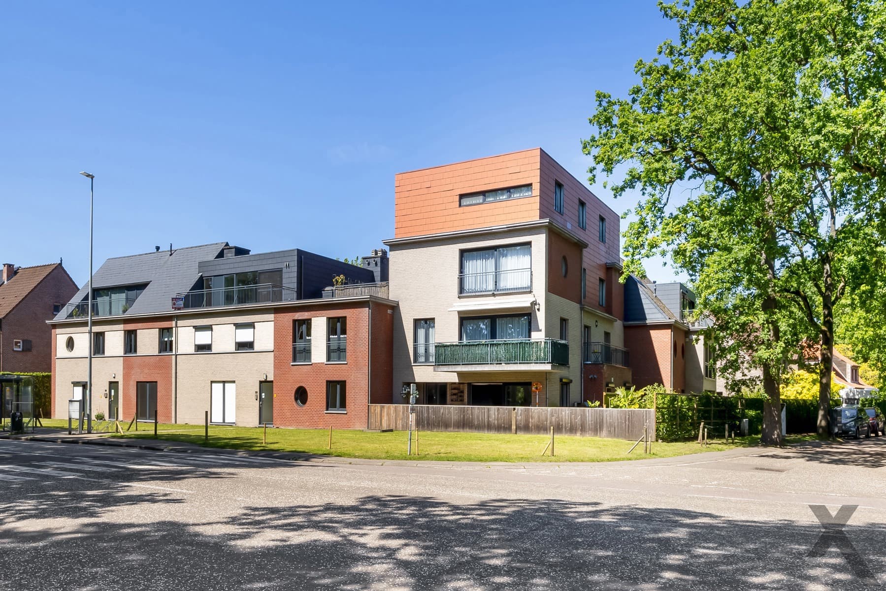 Mooi gelijkvloers hoekappartement met terras en tuintje — foto 1