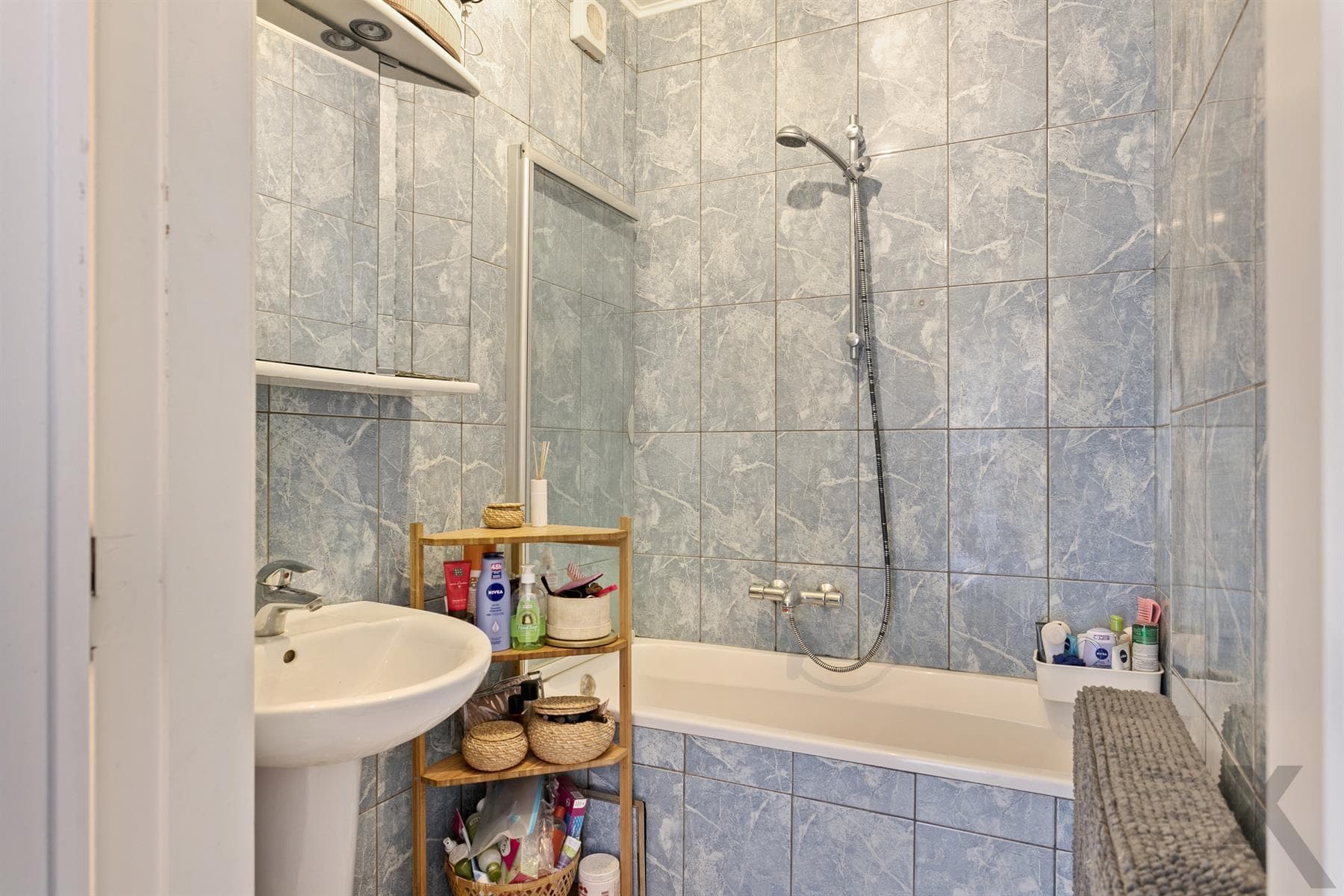 Centraal gelegen appartement met 2 ruime staanplaatsen — foto 12