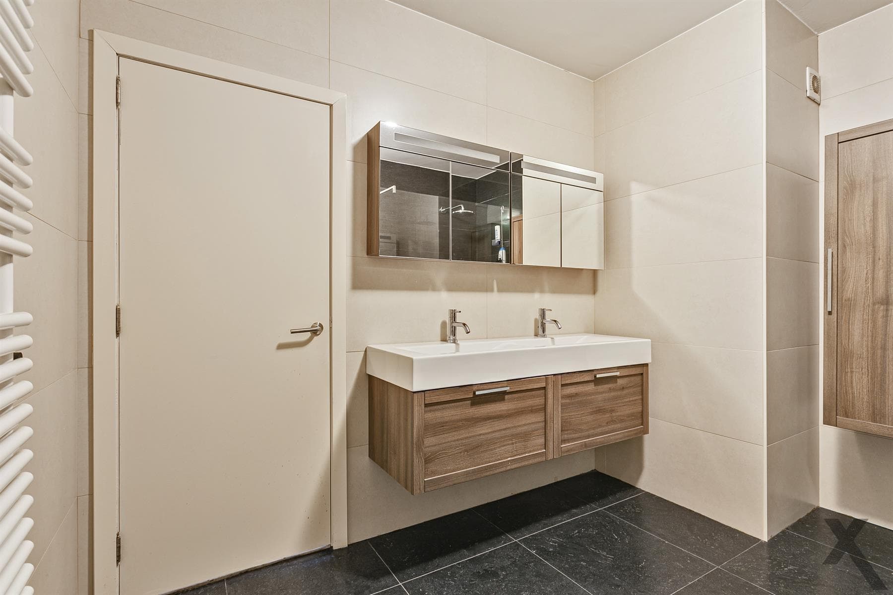 Gerenoveerd lichtrijk appartement op het 4e verdiep. — foto 10