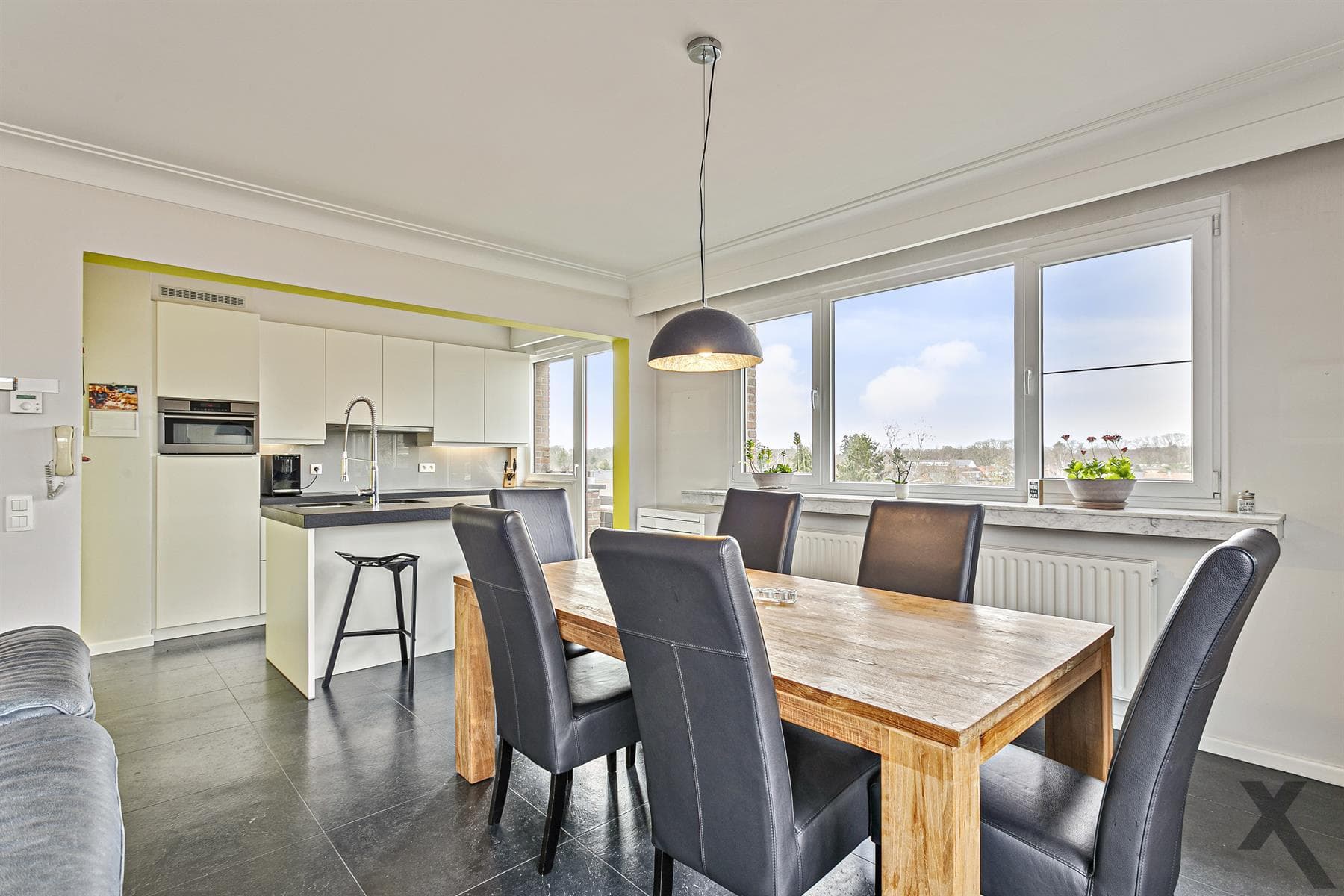 Gerenoveerd lichtrijk appartement op het 4e verdiep. — foto 2