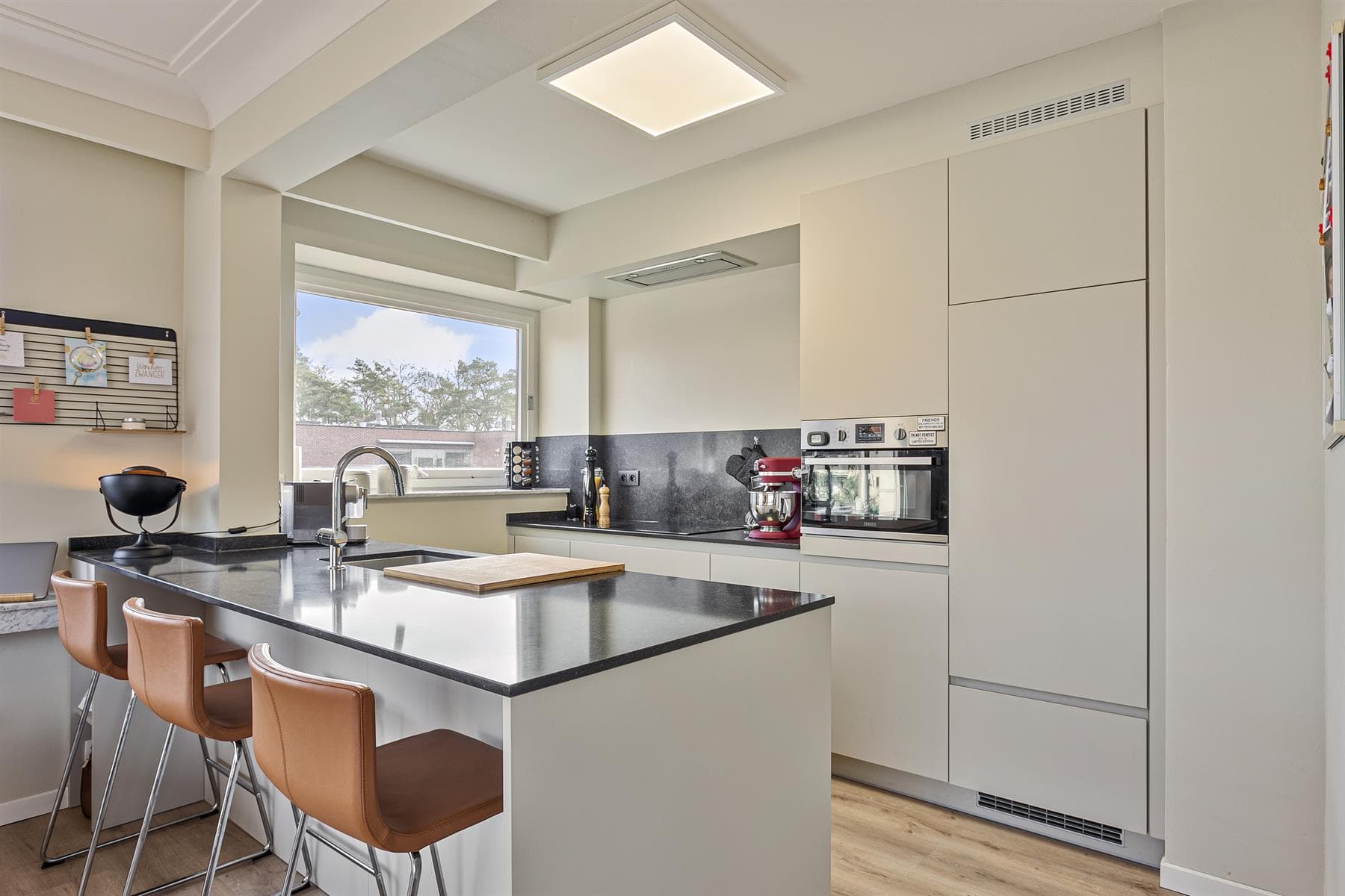 Lichtrijk, centraal en volledig gerenoveerd appartement op de 3e verdieping — foto 4