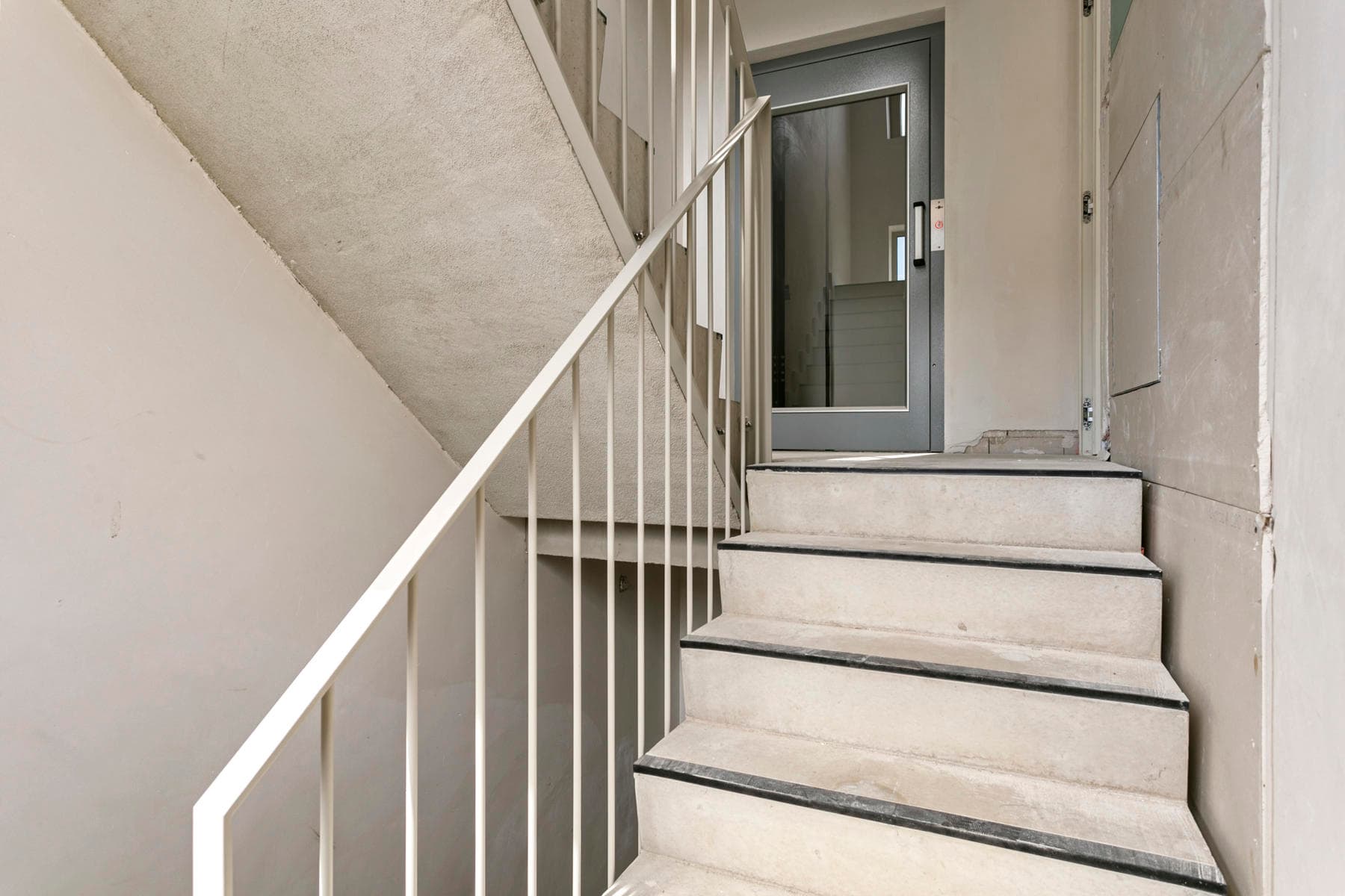Nieuwbouwappartement op de derde verdieping met zonnig terras — foto 4