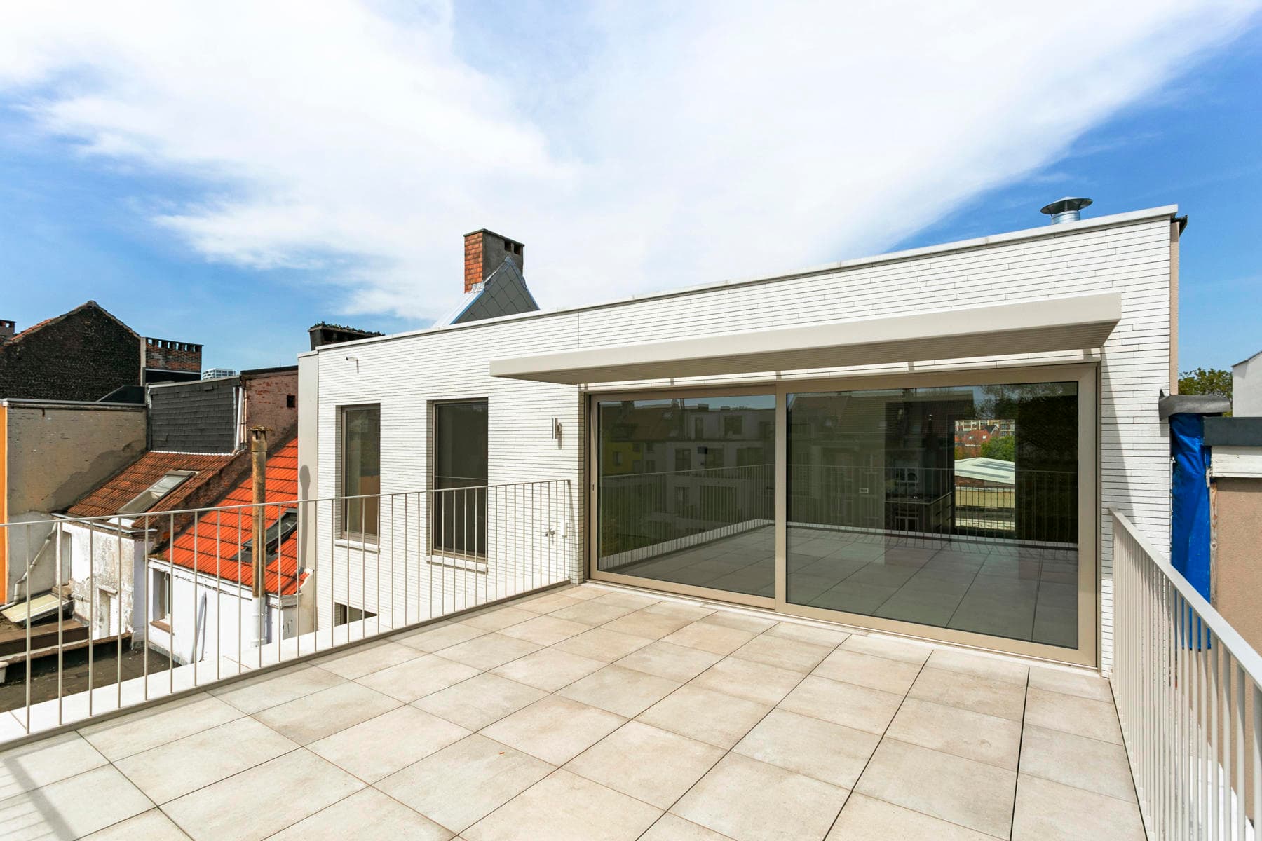 Nieuwbouwappartement op de derde verdieping met zonnig terras — foto 19