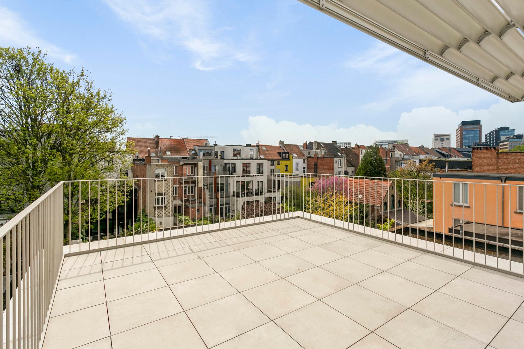 Nieuwbouwappartement op de derde verdieping met zonnig terras — foto 16
