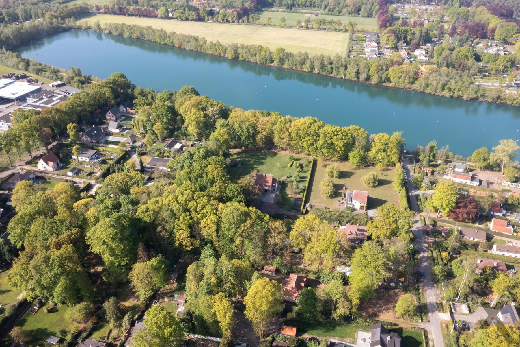 Ruime woning op een perceel van 3.250 m2 in een doodlopende straat. — foto 2