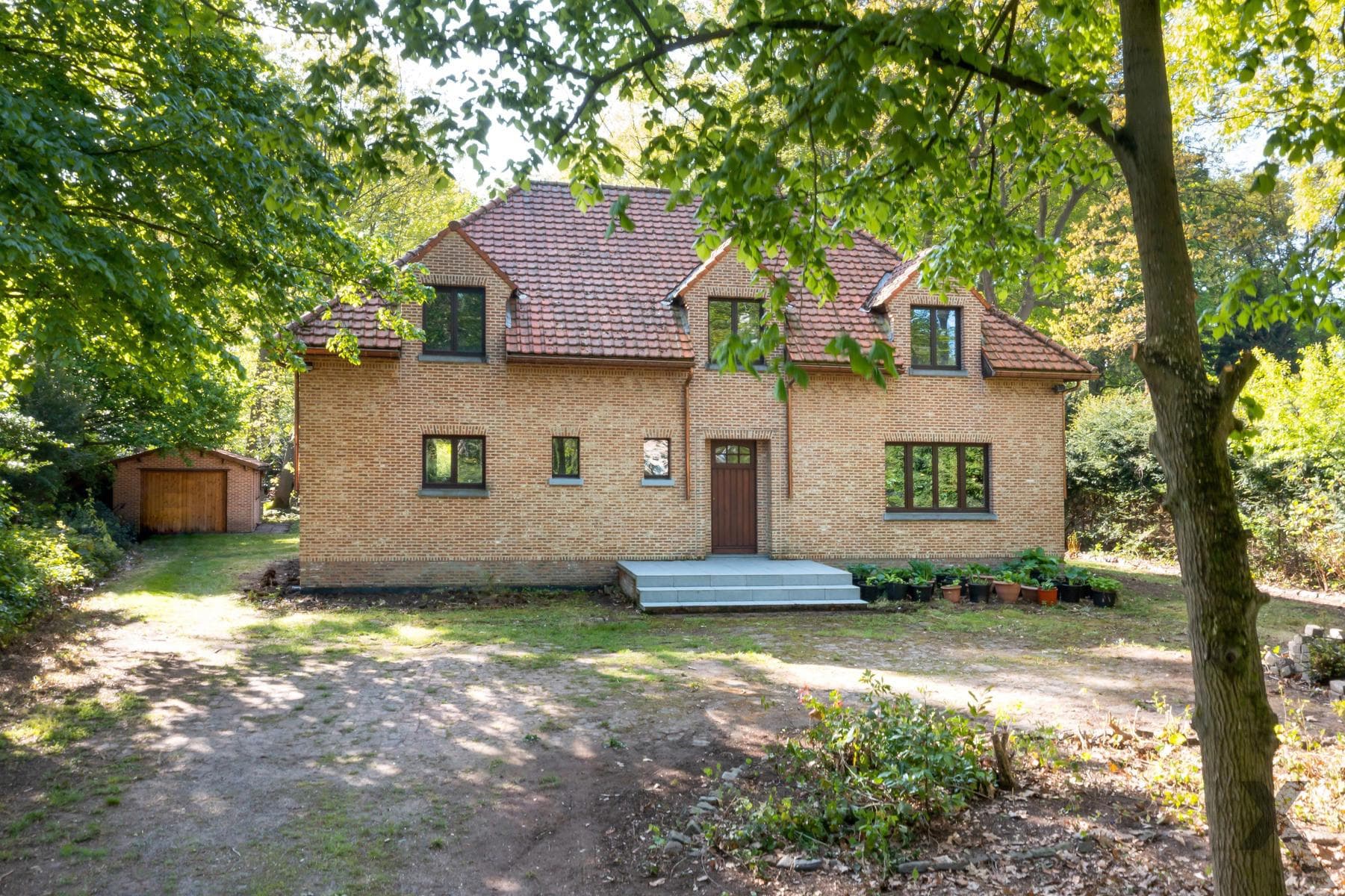 Ruime woning op een perceel van 3.250 m2 in een doodlopende straat. — foto 1